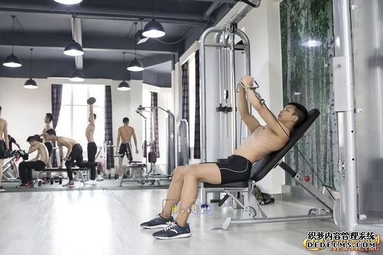 長腿、翹臀的完美身材美女哪裏多集中？除了春熙路，可能也就是四川西南航空職業學院健身房了。近日，該校一組美女健身房性感照片走紅網絡，時尚炫酷高大上的健身房加長腿翹臀完美身材的俏空姐，讓網友觀後直呼：“看美女不用去春熙路被暴曬了，到西航健身房吹著空調撩師妹去。”