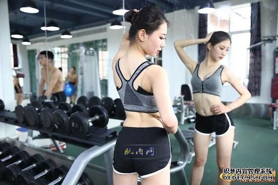 長腿、翹臀的完美身材美女哪裏多集中？除了春熙路，可能也就是四川西南航空職業學院健身房了。近日，該校一組美女健身房性感照片走紅網絡，時尚炫酷高大上的健身房加長腿翹臀完美身材的俏空姐，讓網友觀後直呼：“看美女不用去春熙路被暴曬了，到西航健身房吹著空調撩師妹去。”