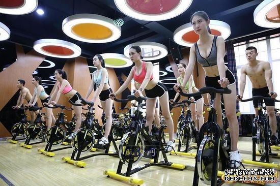 長腿、翹臀的完美身材美女哪裏多集中？除了春熙路，可能也就是四川西南航空職業學院健身房了。近日，該校一組美女健身房性感照片走紅網絡，時尚炫酷高大上的健身房加長腿翹臀完美身材的俏空姐，讓網友觀後直呼：“看美女不用去春熙路被暴曬了，到西航健身房吹著空調撩師妹去。”