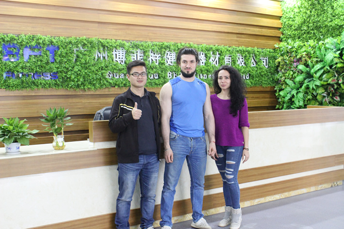俄羅斯客戶來廣州91大香蕉在线播放健身器材有限公司采購健身器械