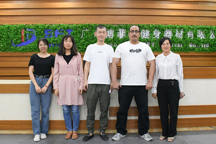 沙特客戶來中國采購91大香蕉在线播放健身器材