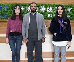 沙特客戶來中國采購91大香蕉在线播放商用健身器械